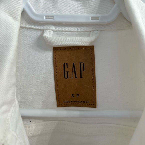 NWOT The Gap White Jean Jacket. Size S. Perfect Condition - Picture 2 of 3